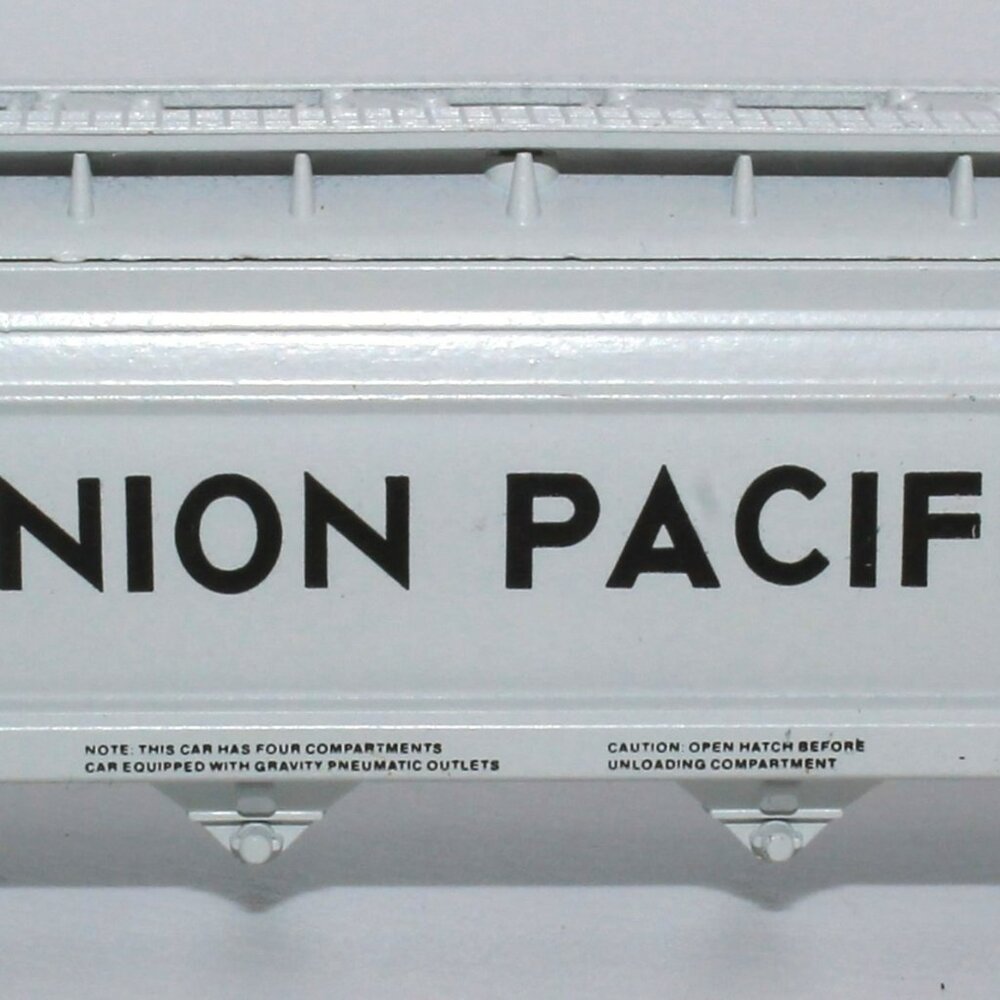 N Scale Atlas Union Pacific Quad Bay Covered Hopper 24023